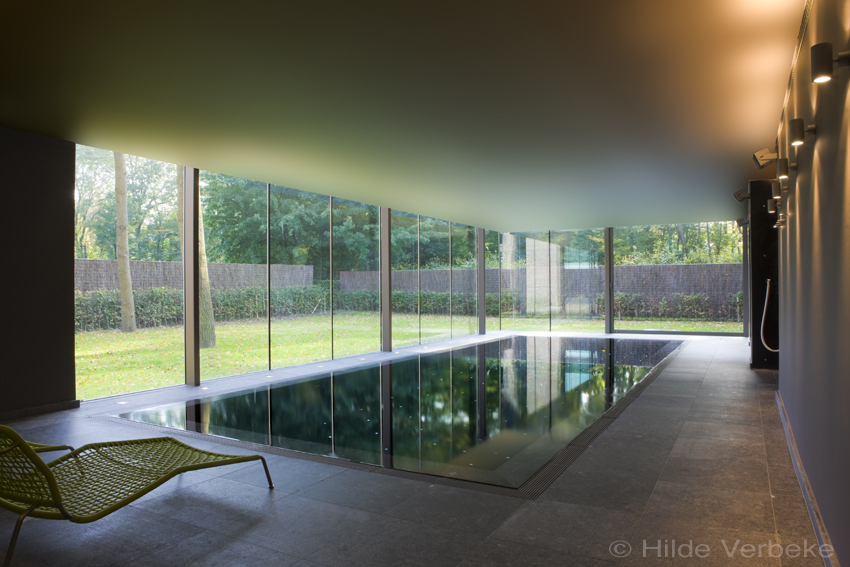 Design binnenzwembad, betonnen overloop zwembad aangelegd door West-Pool