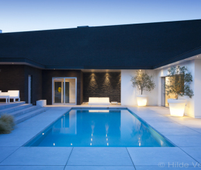 Luxe betonnen buitenzwembad met exclusieve poolhouse