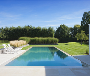 Overloop zwembad in beton met prachtige witte poolhouse, My pool by Hugelier