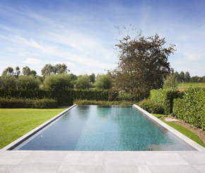 infinity pool, infini zwembad in Belgische blauwe hardsteen, My pool by Hugelier