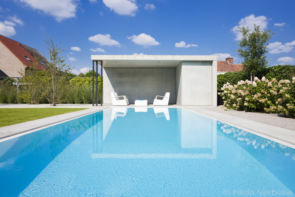 Design poolhouse met lounge gedeelte en technische ruimte voor zwembad