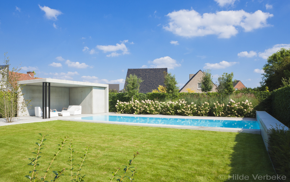 Design poolhouse met lounge gedeelte en technische ruimte voor zwembad