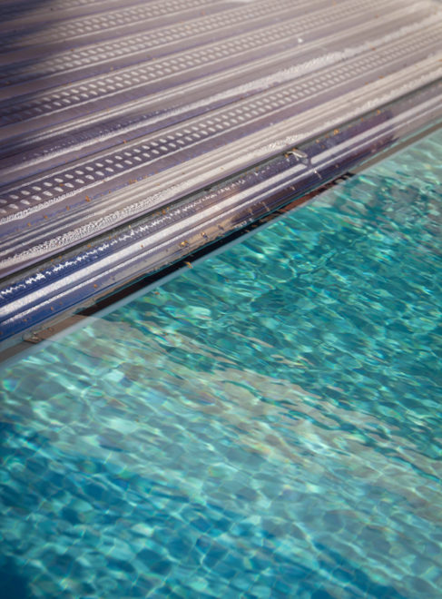 Automatische rolluik zwembad met solarlamellen