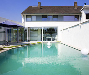 biologisch zwembad aangelegd in binnentuin, Aqua art