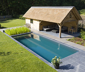 houten poolhouse in landelijke stijl met mooi zicht op biologisch zwembad