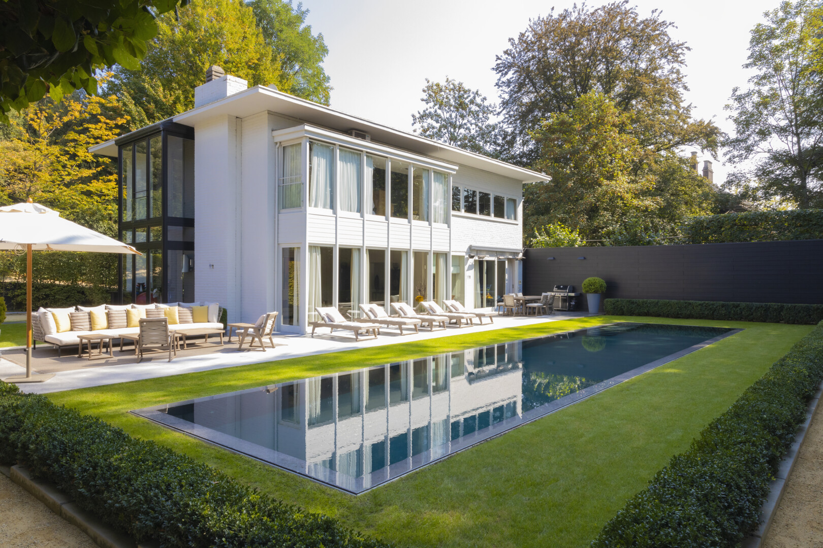 Exclusief overloop zwembad aangelegd door GP Construct in stadstuin