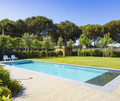 betonnen zwembad aangelegd in grote tuin door DcPools, je eigen zwembad in de tuin