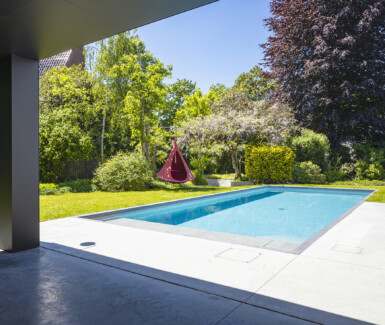 betonnen buitenzwembad bekleed met folie, zwembad in de tuin aangelegd door DcPools