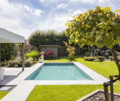 Luxe zwembad aangelegd in een  prachtige tuin door Aquapura