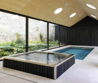 inox zwembad met beweegbare vloer aangelegd door Van Eeckhoudt Zwembaden, binnenzwembad, luxe zwembad, swimstream