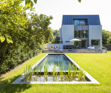 natuurlijk zwembad aangelegd door Tuinteam in tuin van moderne woning