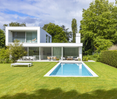 Exclusief betonnen skimmerzwembad bekleed met een liner in mozaïek motief door Natural Pools