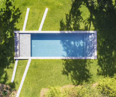 indrukwekkend infinity zwembad aangelegd door Swimtec, zwembadbouwer, zwembad in de tuin, het mooiste zwembad, privézwembad