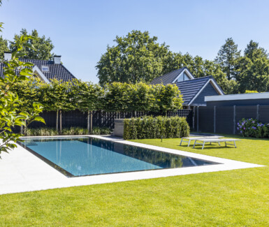 Swimtec zwembadbouwer, aanleg overloopzwembad Nederland, zwembad in de tuin