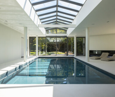 luxueus binnenzwembad aangelegd door Total Pool Concept. Wellness at home.