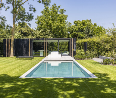 luxe buitenzwembad bekleed met keramische tegels aangelegd door Zwembadman, zwembad in de tuin, zwembadbouwer West-Vlaanderen