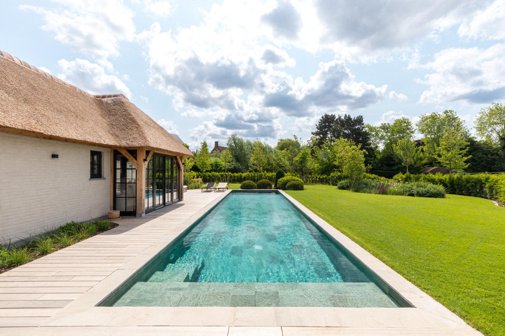 luxe zwembad bleed met keramische tegel van HDB Pools, zwembad in de tuin