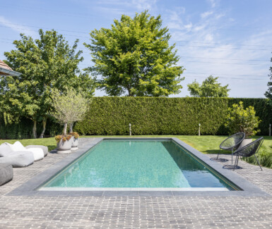 Luxe polypropyleen zwembad aangelegd in tuin door Feys-Schouppe