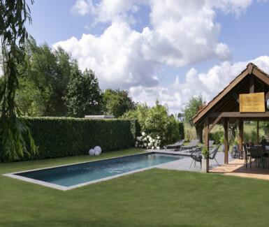 monoblock zwembad in landelijke tuin in Lo-Reninge by QPOOLS