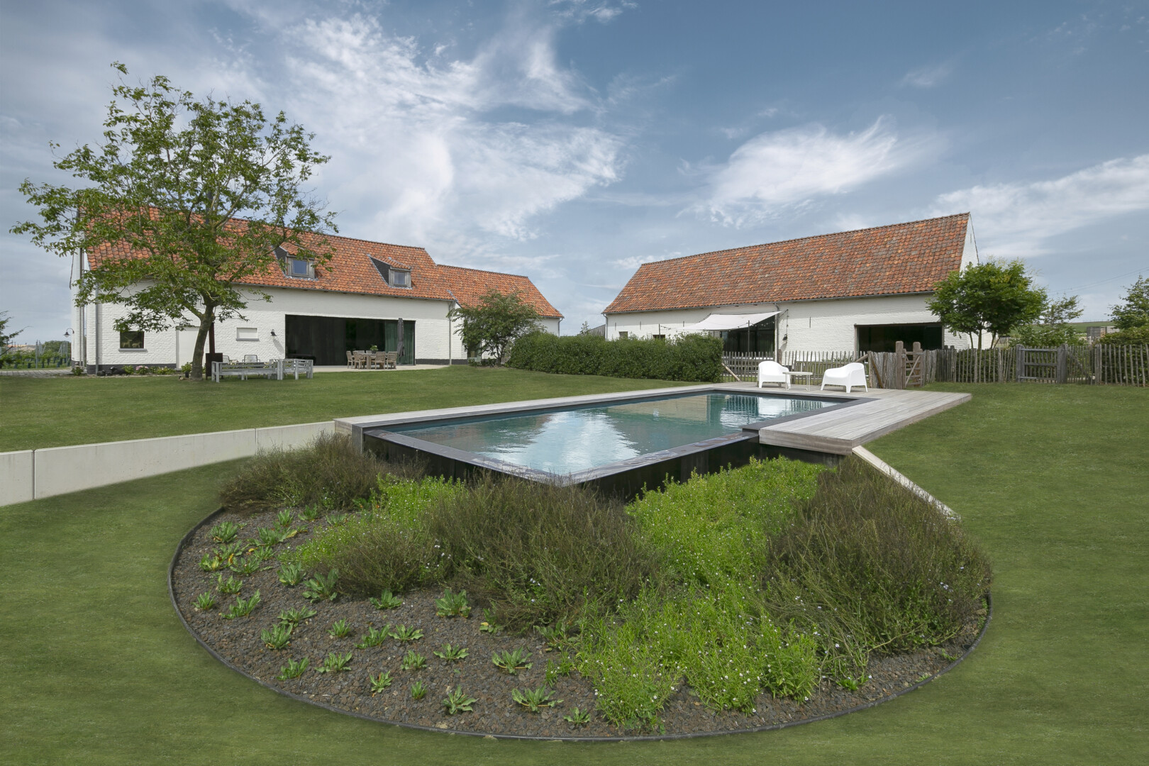 Hybride zwemvijver met infinity randen en ligterras in tropisch hardhout by QPOOLS