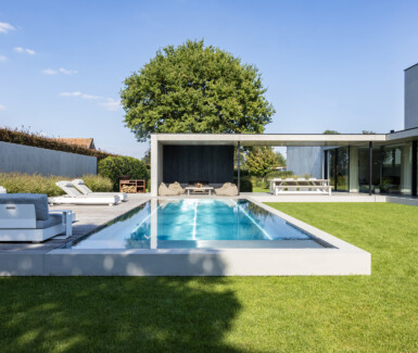 high end inox zwembad in de tuin in Nazareth werd aangelegd door Nouv'eau