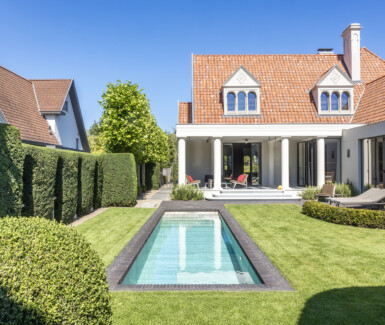 high end skimmer zwembad bekleed met keramische tegels door Zwembadman, betonnen zwembad in de tuin