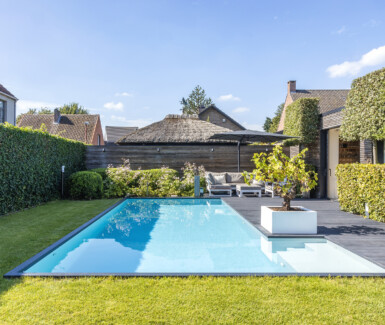 exclusief betonnen zwembad bekleed met een witte folie in een stadstuin in Kalmthout, Total Pool Concept