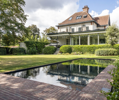 betonnen zwembad weerspiegelt omgeving op feeërieke wijze, Total Pool Concept, zwembadbouwer, zwembad aanleggen, zwembad in de tuin