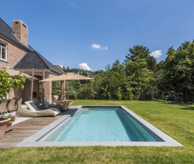 Keramisch zwembad aangelegd in tuin van landelijke woning, Compass Carbon Ceramic Pools, demooistezwembaden.be