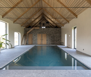 Luxe polypropyleen binnenzwembad in gerenoveerde schuur in Moorslede, H2O Construct, demooistezwembaden.be