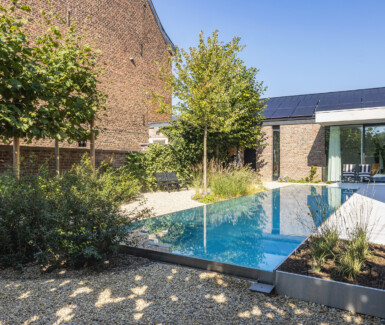 Luxe op maat gemaakt inox zwembad in kleine stadstuin, inox zwembad, zwembad in de tuin, Van Eeckhoudt Pools